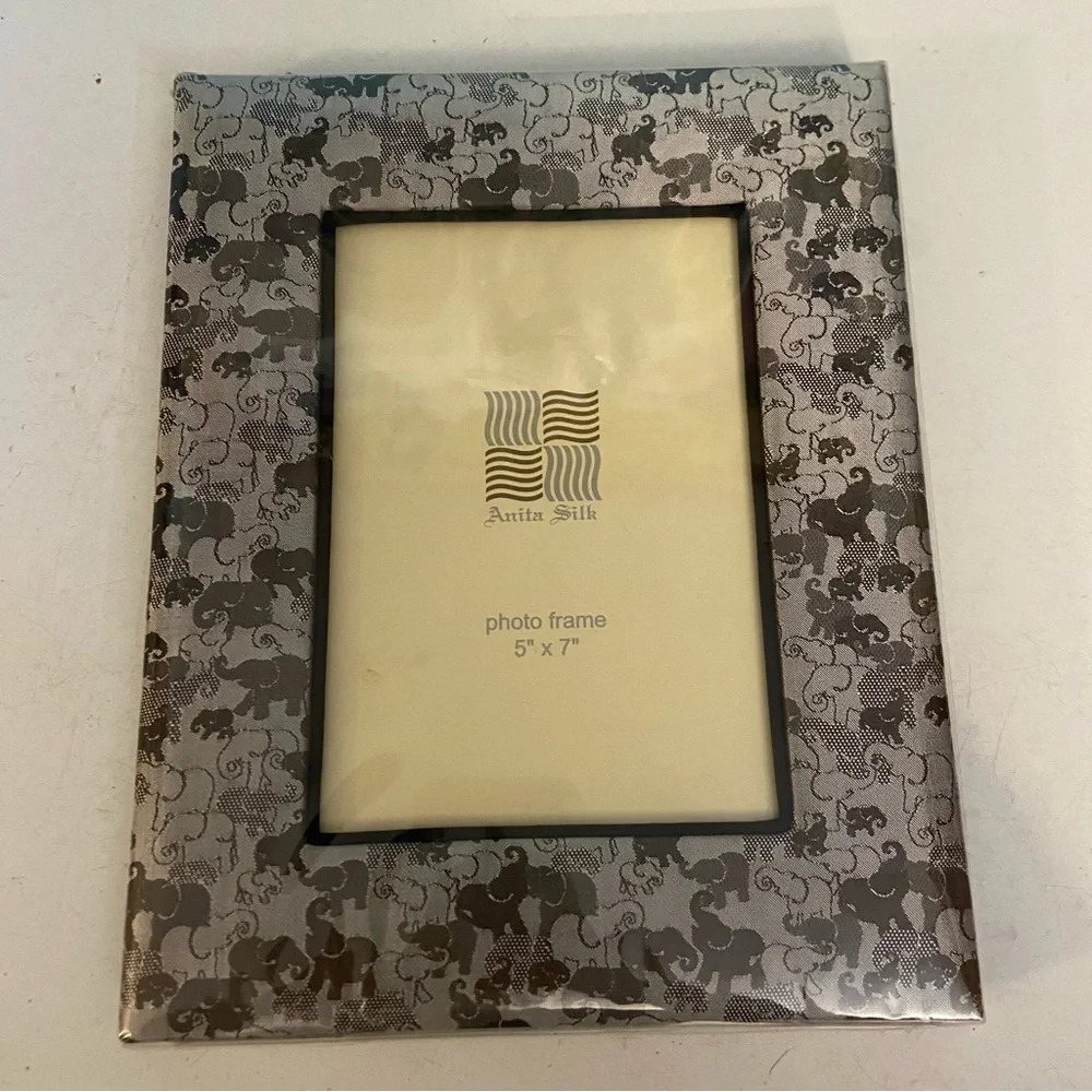 🛍️3/$30 BNWOT silver coloured padded elephant picture photo frame